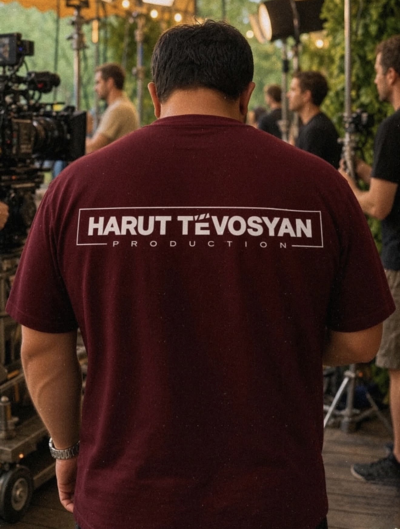 Арут Тевосян на съёмочной площадке, логотип Production на спине